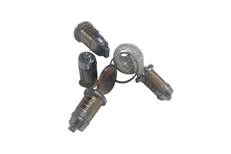 set of lock barrels with 2 keys:(4pcs) 2 doors, contact and rear boot